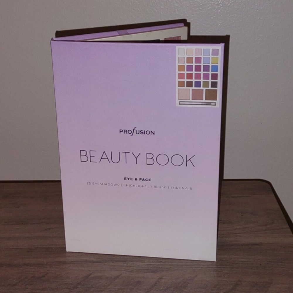25 eyeshadows / Highlights / Blush / Bronzer